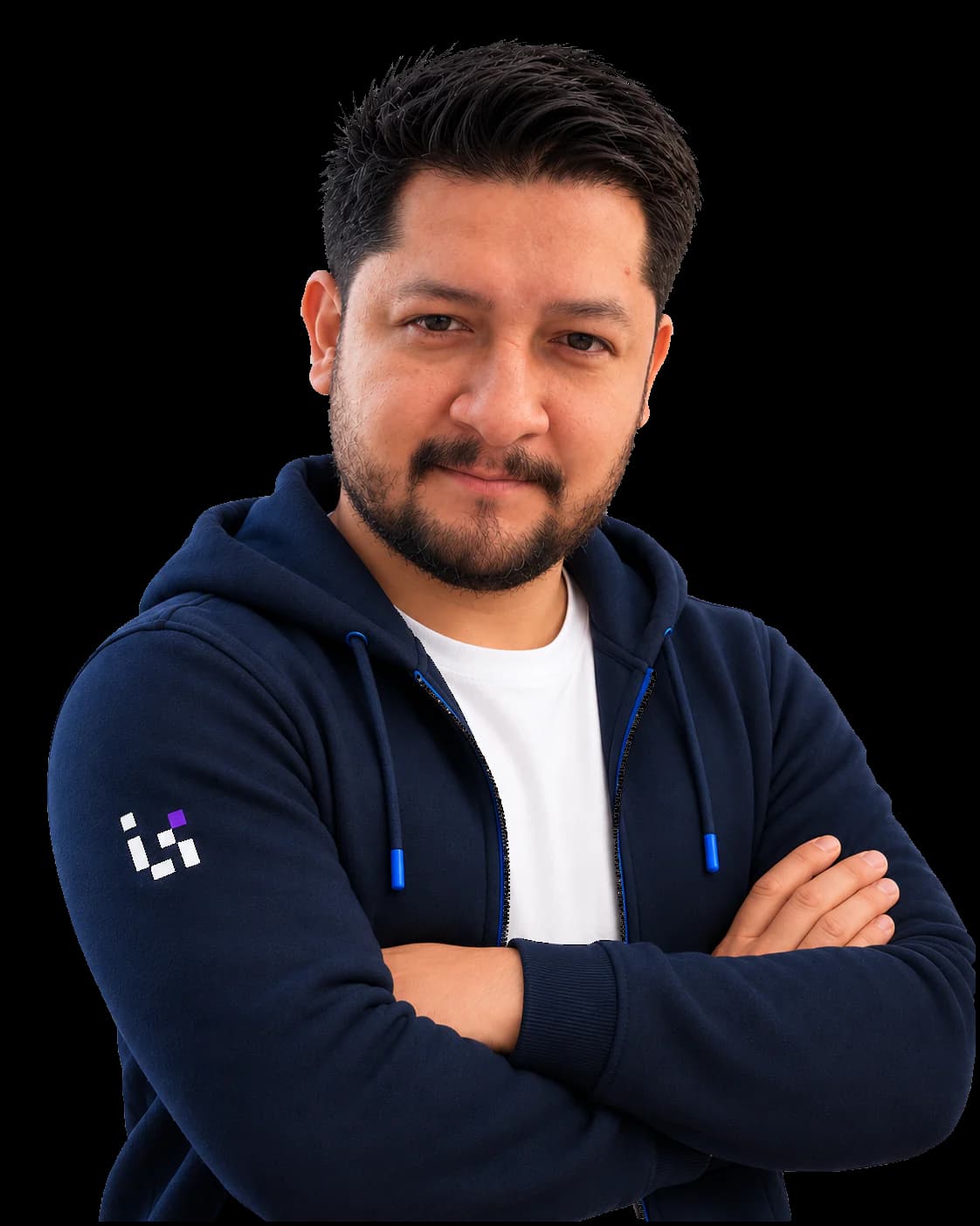 Victor Llerena, desarrollador fullstack, con los brazos cruzados, de cerca